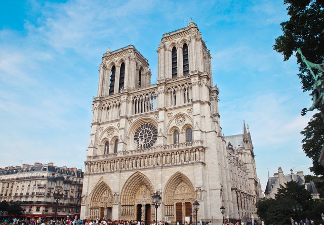 The best itinerary for London and Paris in one week. Get 3 days in London and 3 days in Paris with a chill-out day thrown in for DIY plans. Check out all the cool things to do in London in addition to must see places in Paris including a day trip to Versailles. #eiffeltower #towerbridge #londoneye #louvre #cafes #food #tours #views #traveltips #packingtips #fomo planning a trip to paris from London | best itinerary for London and Paris