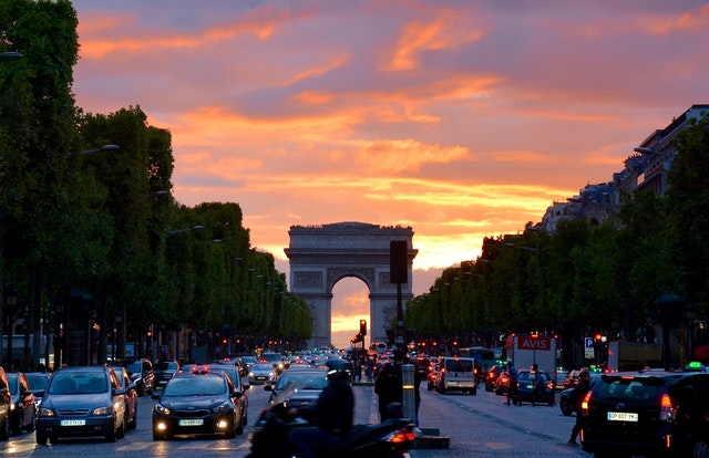 The best itinerary for London and Paris in one week. Get 3 days in London and 3 days in Paris with a chill-out day thrown in for DIY plans. Check out all the cool things to do in London in addition to must see places in Paris including a day trip to Versailles. #eiffeltower #towerbridge #londoneye #louvre #cafes #food #tours #views #traveltips #packingtips #fomo London Paris cheap travel | london to paris itinerary for London and Paris |