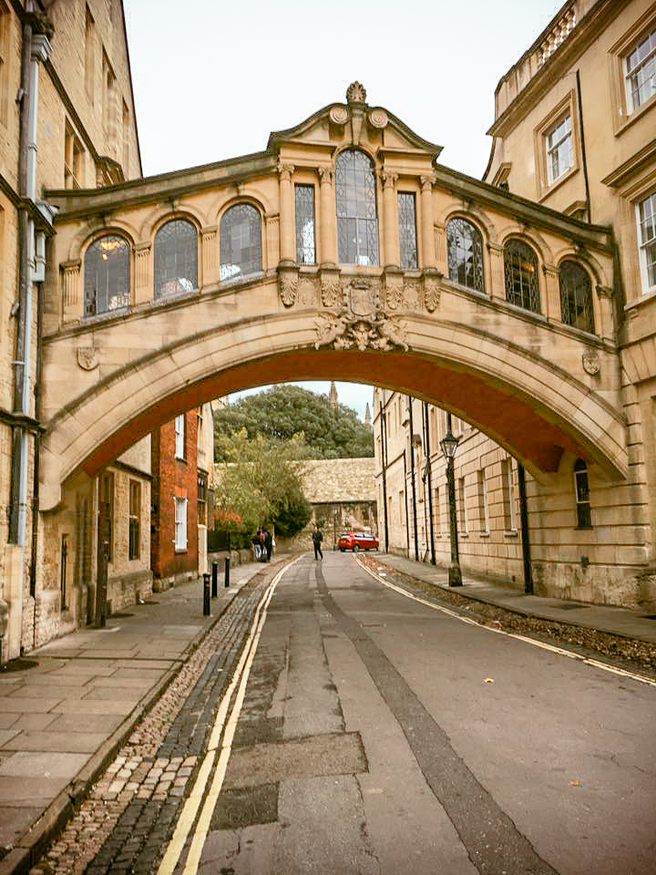 Oxford is such an amazing city and one that is small enough to work through this perfect Oxford day trip itinerary. Included are tips on what to do in Oxford in one day, from the Bridge of sighs to Christ Church College to Grand Cafe for afternoon tea. In addition to how to do the Oxford day trip from London. Everything you need to plan things to do in Oxford in one day. #traveltips #uk #oxford #daytrip Oxford one day trip