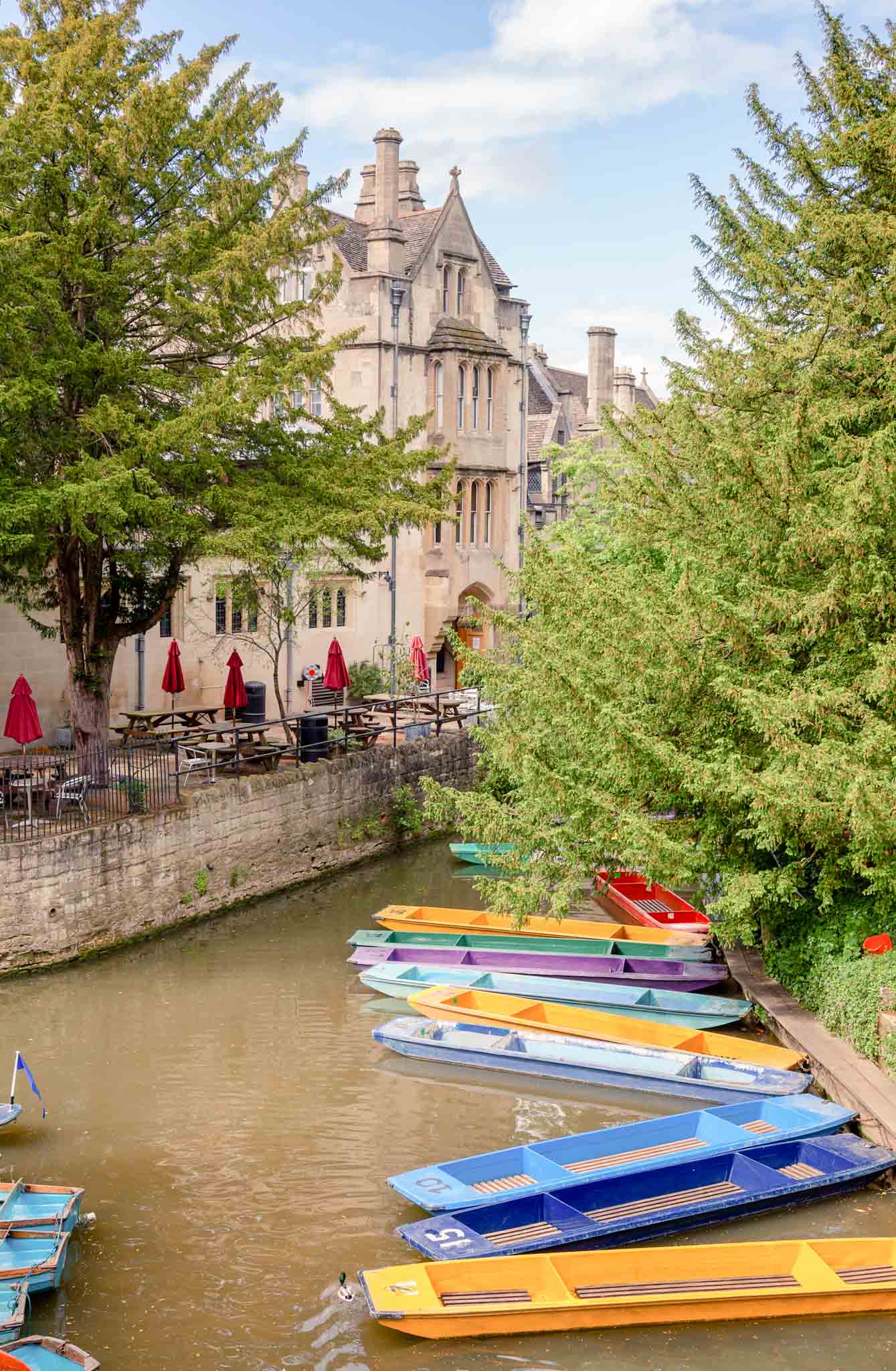Oxford is such an amazing city and one that is small enough to work through this perfect Oxford day trip itinerary. Included are tips on what to do in Oxford in one day, from the Bridge of sighs to Christ Church College to Grand Cafe for afternoon tea. In addition to how to do the Oxford day trip from London. Everything you need to plan things to do in Oxford in one day. #traveltips #uk #oxford #daytrip oxford tour guide for one day
