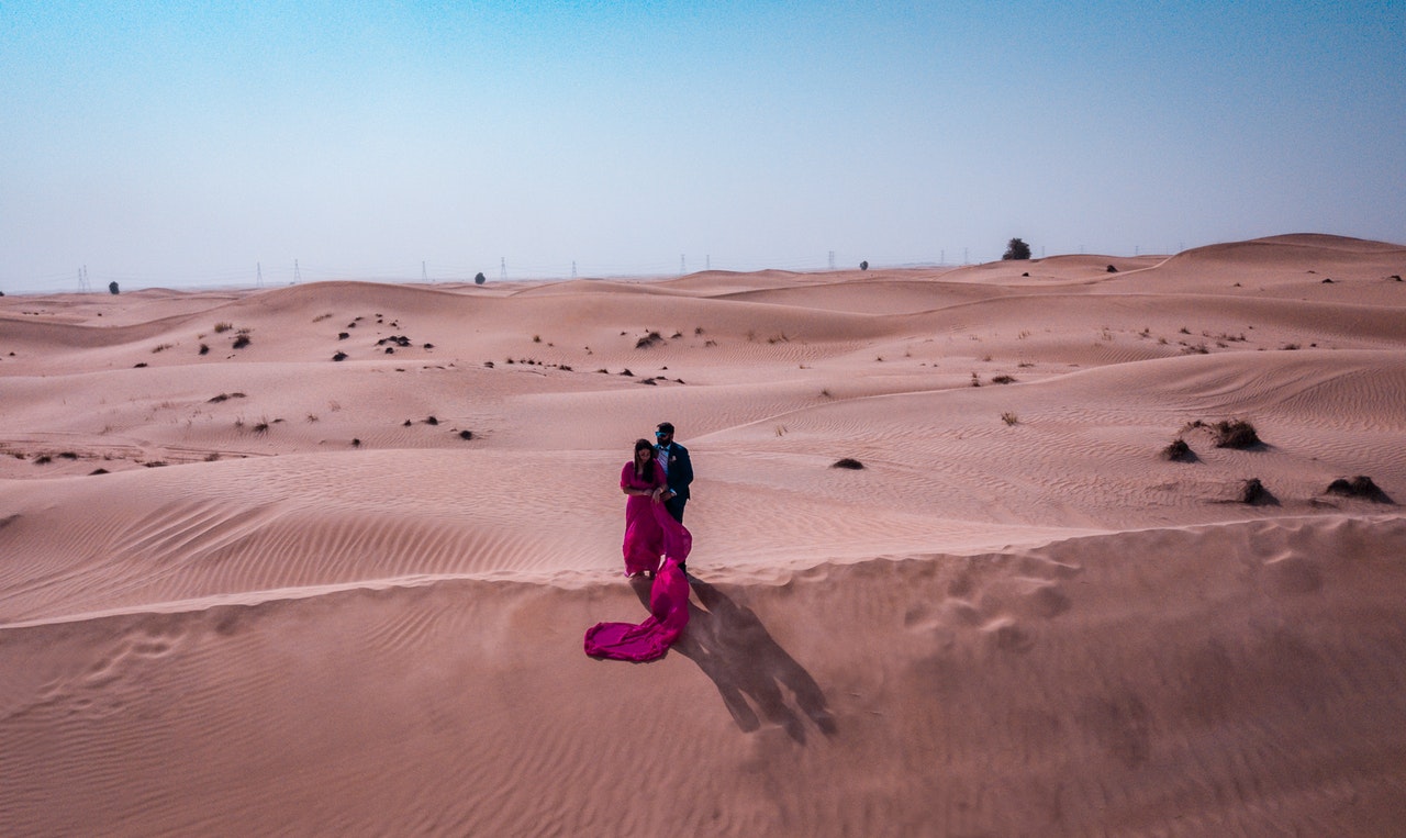 A guide to the most romantic things to do in Dubai. From romantic places for couples to, the best romantic hotels in Dubai for the perfect date in addition to private desert safari, cool bars and restaurants, private tours and more ideas for the perfect romantic getaway in Dubai. #uae vacation #honeymoon #couples #trip #traveltips Desert Couples Shoot, Romantic things to do in Dubai
