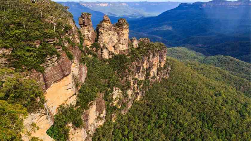 Guide to the best weekend getaways from Sydney all within a short drive. Quick and relaxing escapes from romantic escapes as well as quick family breaks. #itsallbee #traveltips #aussie #downunder #breaks #weekendtrips #adventure #spa #relaxing | cheap weekend getaways sydney | weekend breaks from sydney | long weekend getaways from sydney | weekend escapes from sydney | romantic weekend getaways sydney | short trips from sydney weekend trips from sydney | weekend getaways sydney